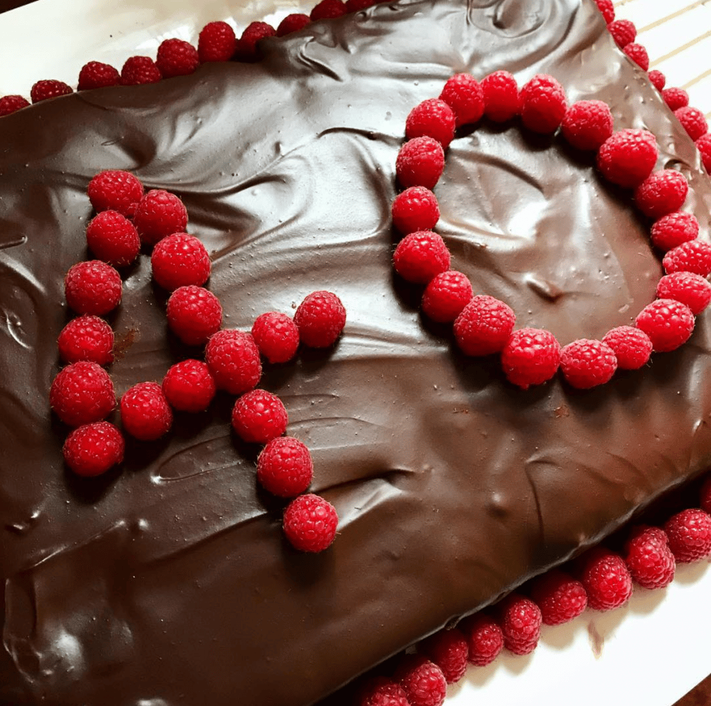 Easy gluten free birthday cake for 20 people â Low Tox Life