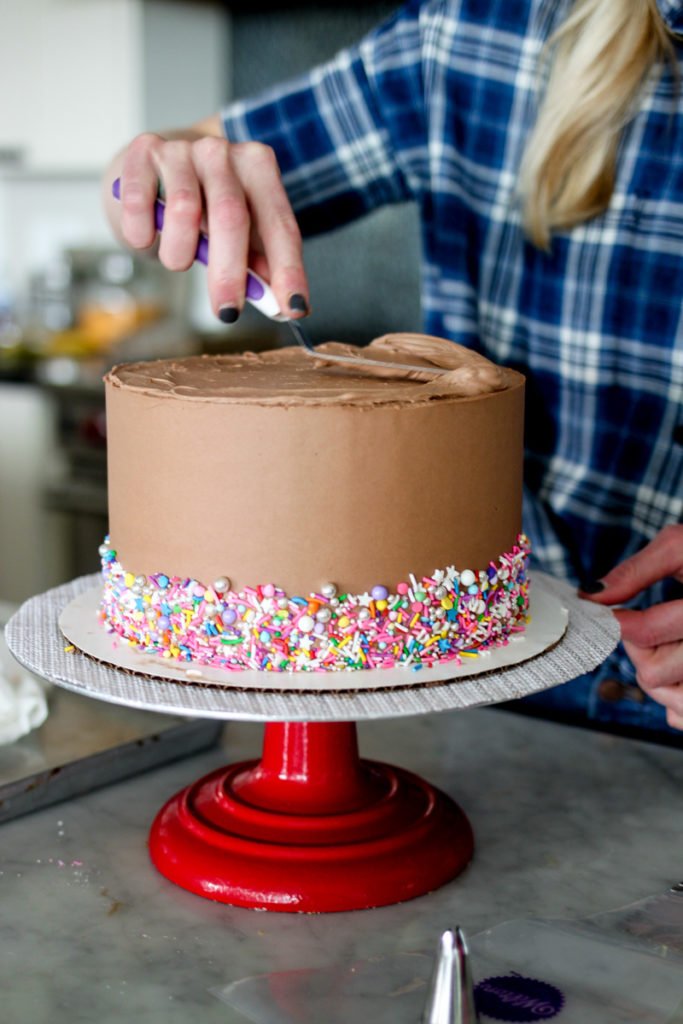 How to Get a Sharp Edge on Your Buttercream Frosted Cake ...