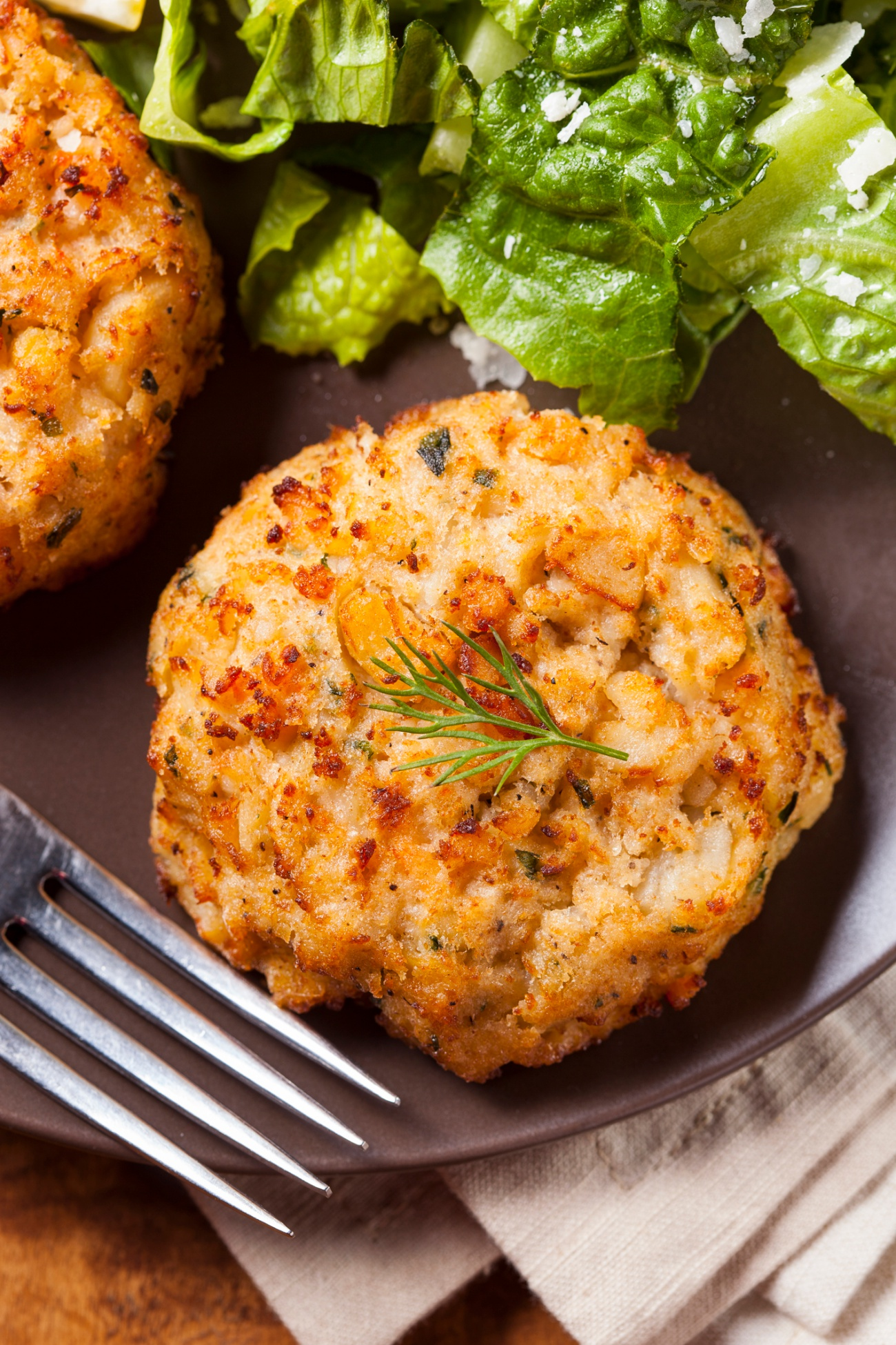 How To Make The Perfect Crab Cakes  12 Tomatoes (With ...