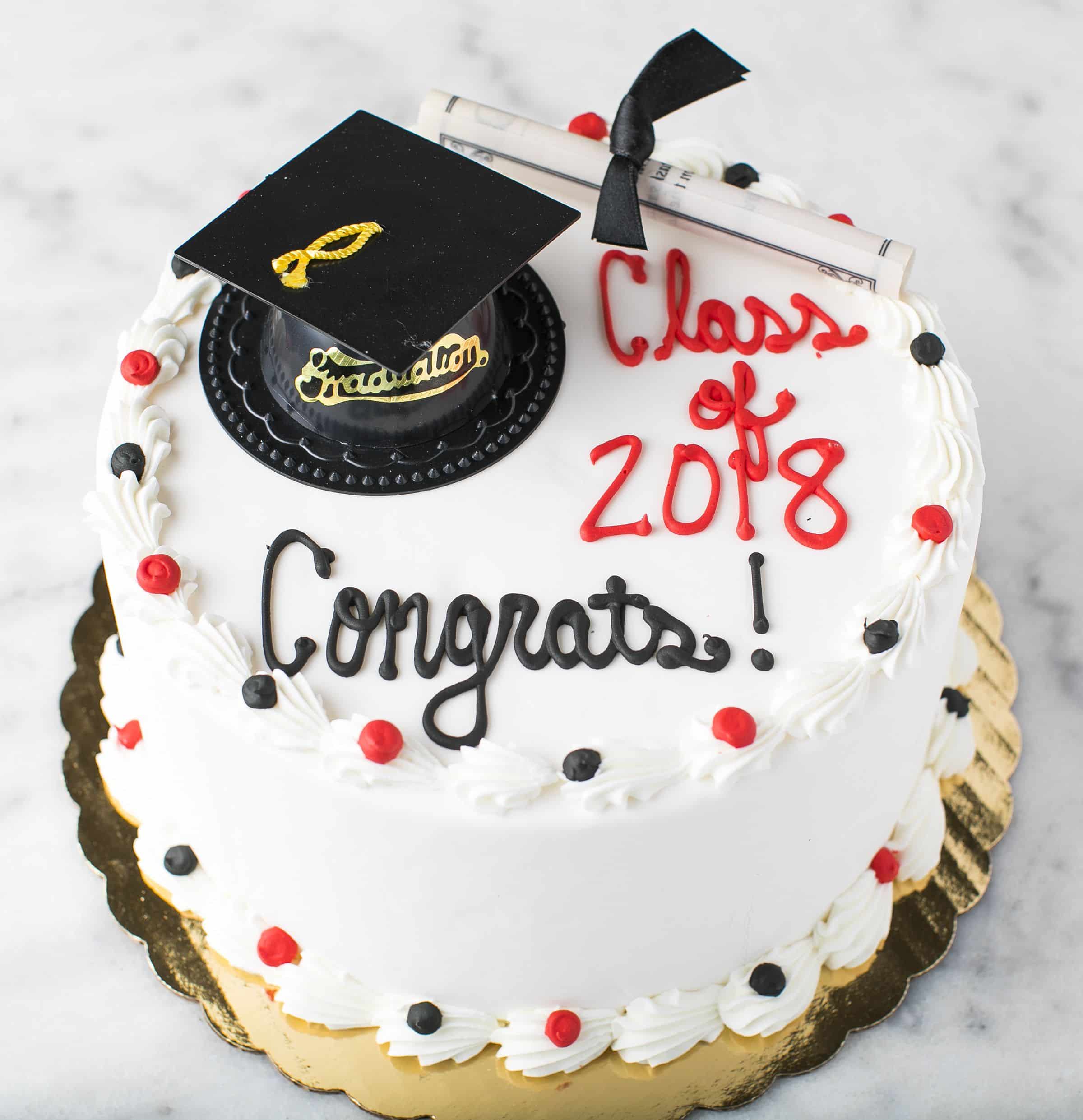 Round graduation cake with mortarboard and diploma. Cake # 030 ...