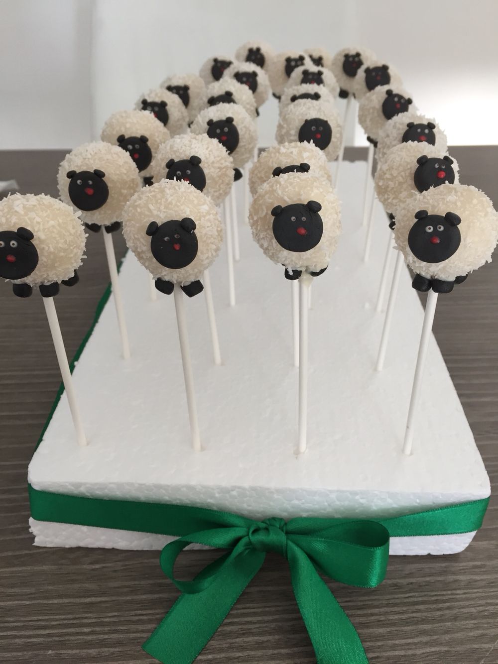 Sheep cake pops. Can you find the little lamb? )